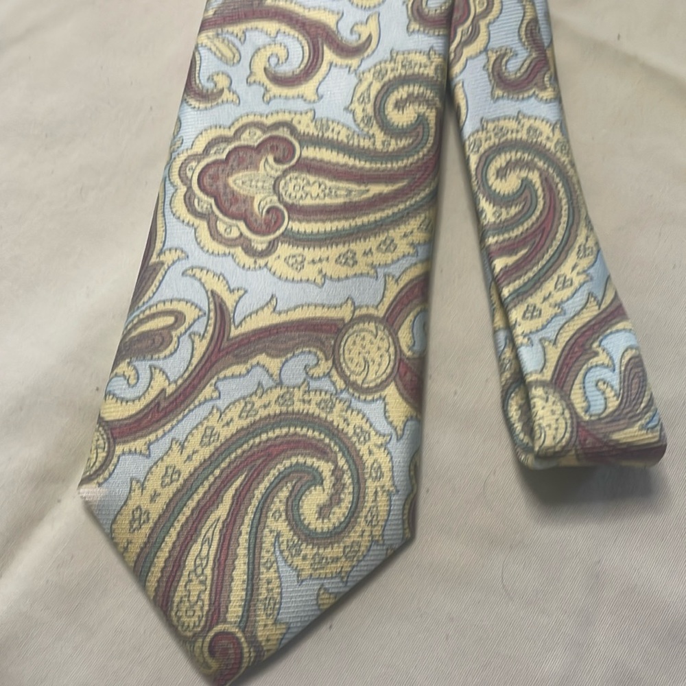 Gloria Vanderbilt - 100% Silk - Paisley